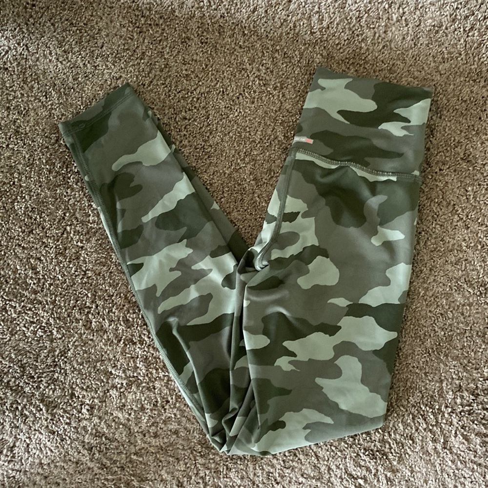 Aerie chill play move green camo leggings size XS